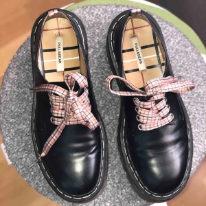  - SKITSNYGGA skor från Pull&Bear som tyvärr är för små för mig (dem är true2size:,(  Köpta i Aten i butik  Fraktkostnad tillkommer  ⭐️