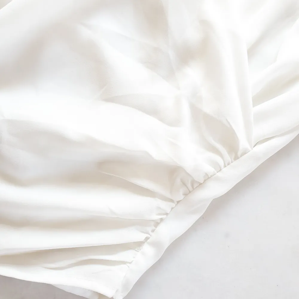 Jätte härlig vit blus med svarta detaljer i fejk läder.   Kan mötas upp i Huddinge, Älvsjö, Årsta, Globen & Västberga. Blusar.