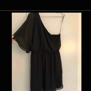  - Fint skick. Står tyvärr ingen storlek, men skulle säga att det är en onesize som passar S-M