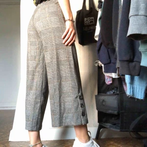  - Zara byxor köpta från barnavdelningen, storlek 164 men är stretchiga och passar mig som har xs/s💚 de är lite kortare och vida i benen, så fina men kommer tyvärr inte till användning pris 100 kr + frakt💚 pris kan diskuteras