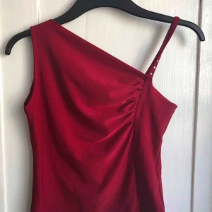  - Partytopp / fint linne med ”kristaller” på ena sidan 