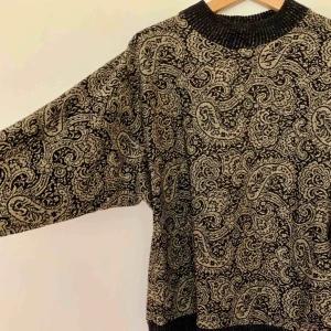  - Guldglittrig tröja med paisleymotiv. Köpt vintage och välanvänd men bra skick. Möts upp i Göteborg eller skickar mot frakt! 