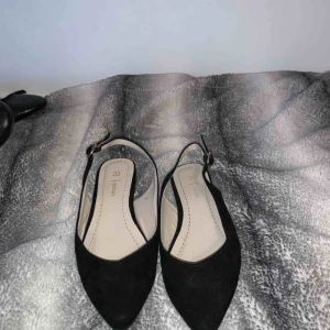  - Svarta  ballerinor med öppen häl