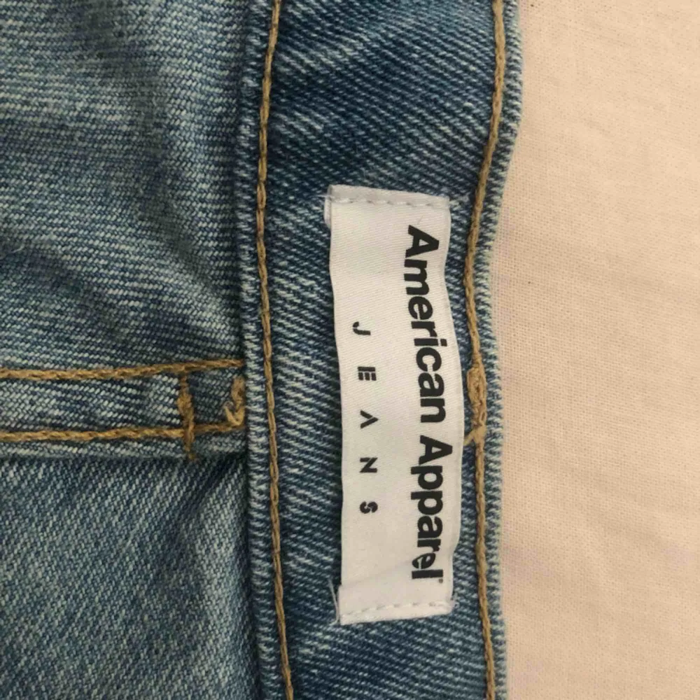 American Apparel jeansshorts. Står ej storlek i, men passar 34-36. Fint skick! Frakt ej inkluderat. . Shorts.