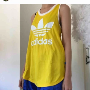  - Gult adidas-linne köpt i barcelona ! möter upp i sthlm/umeå, eller fraktar (köpare står för fraktkostnad)