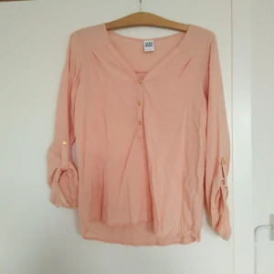  - Ljus aprikosfärgad blus från vero moda strl M men känns som S