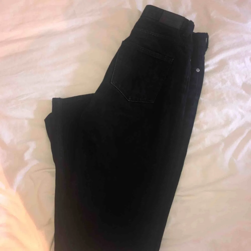 Ett par svarta jeans ifrån weekday i modellen Voyage, storlek 28/32 Säljs för att dom är för små  Frakt 30kr . Jeans & Byxor.