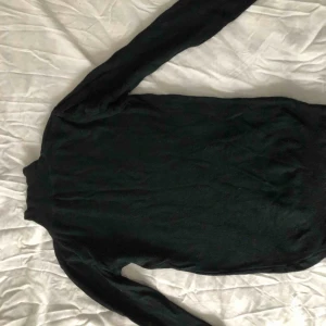  - Tröja med hög krage