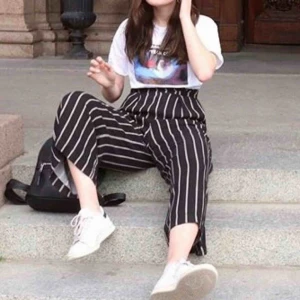  - Vit tshirt med tryck fram från zara