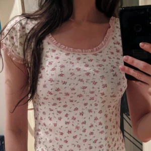  - Supercute tröja med blommor 🌸🌺🌸  Storlek S-M, mjukt och strechigt tyg. 