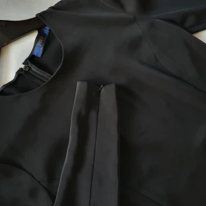  - Svart überskön klänning från Ralph Lauren Polo  Klänningen är rak k formen och har små dragkedjor på armarna   Kan mötas upp i Huddinge, Älvsjö, Årsta, Globen & Västberga