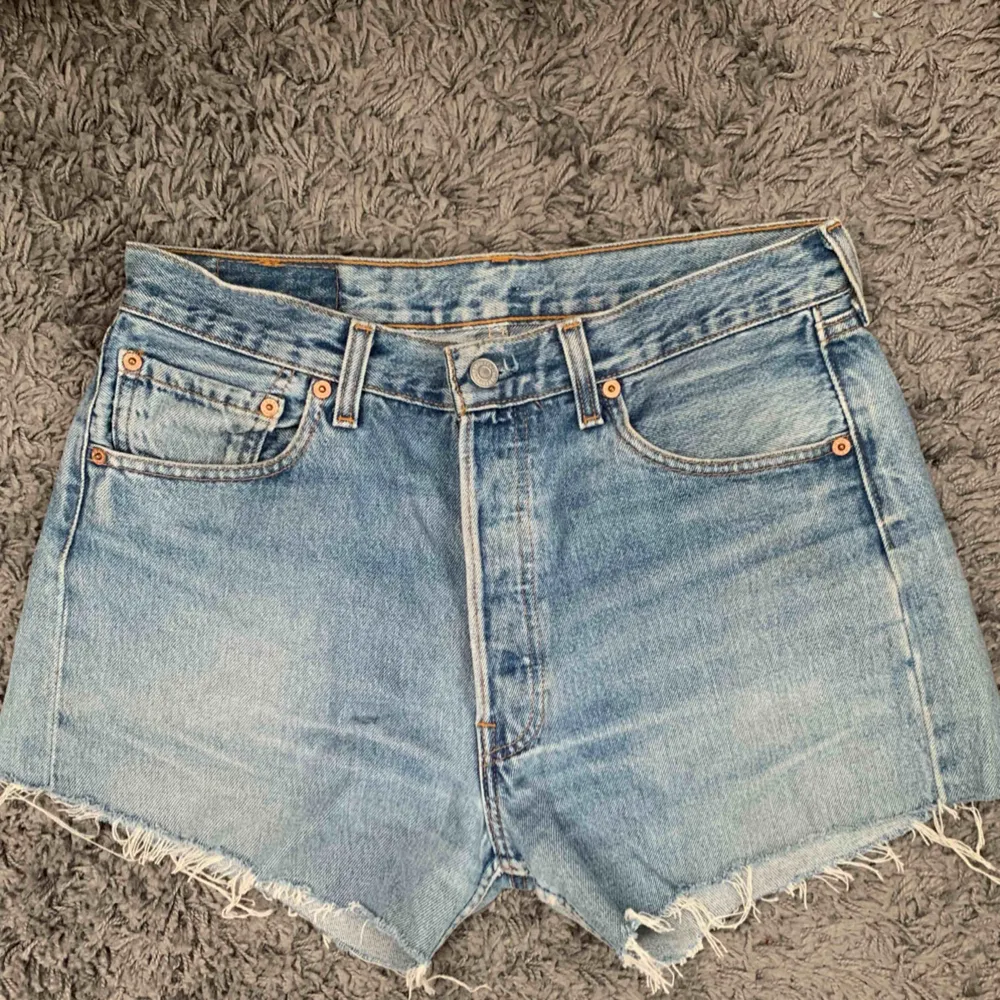 Säljer mina fina Levi’s shorts! Köpta på en second hand butik i Berlin. Står att storleken är 33 men passar en som brukar ha 29-30! Frakt tillkommer. . Shorts.