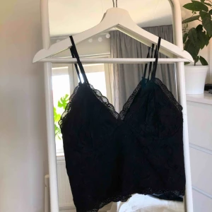  - 🎈Skitnygg svart, v-ringad spetstopp! Perfekt till fest!! Storlek S men funkar även för en med M då den är stretchig. Bara använd en gång.🎈