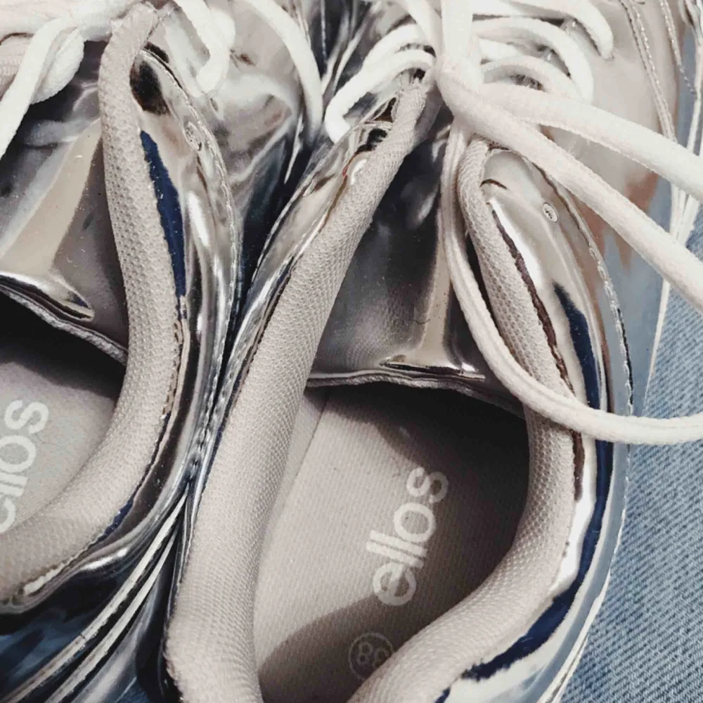 Snygga skor från ellos som aldrig blev använda så den är helt ny! Frakt ingår i priset . Skor.