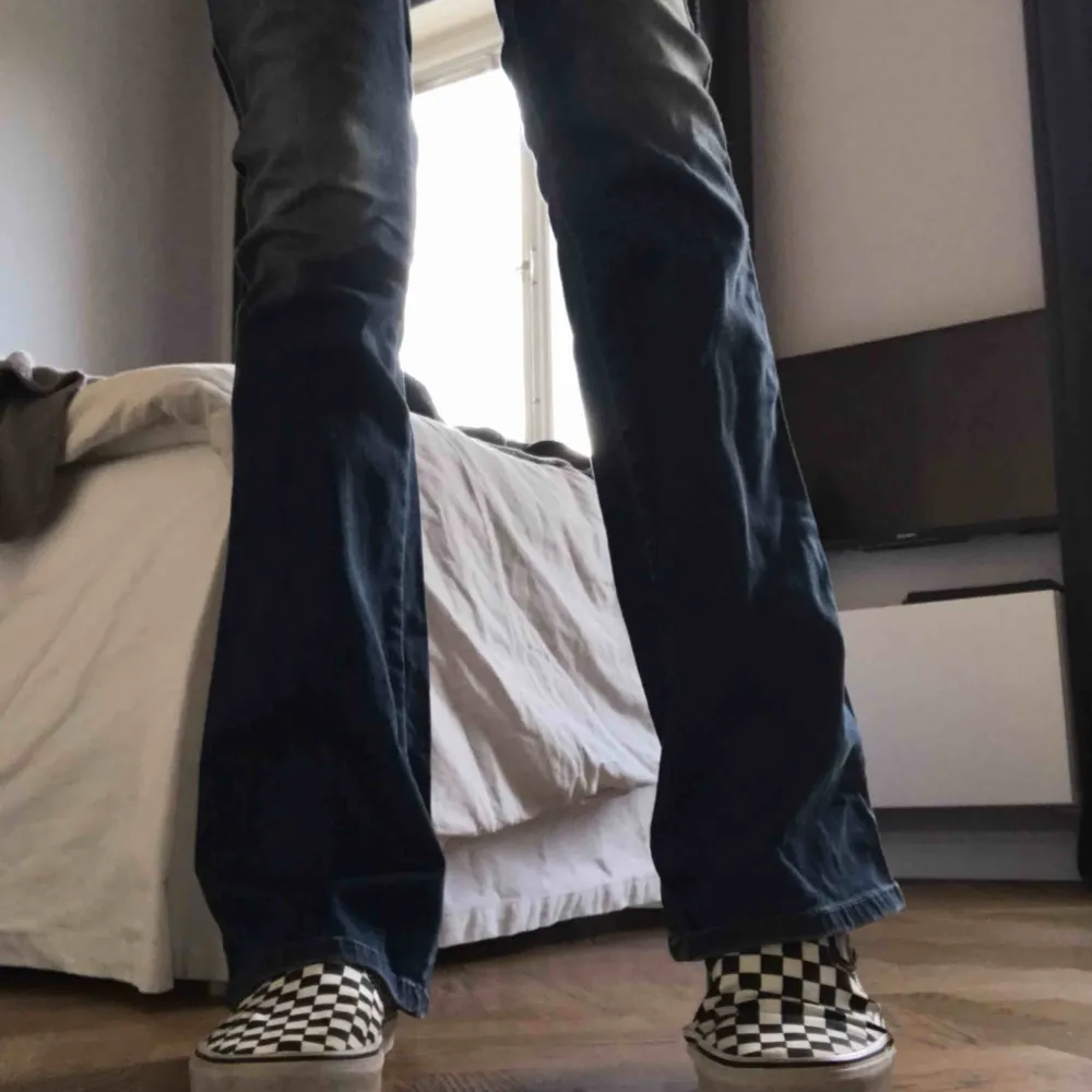 Suuuuper duuuper snygga jeans (för korta för mig, dragit ner på bilden för att visa hur d ska se ut)😃💗. Jeans & Byxor.