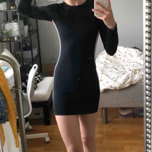  - Klänning från Pull&Bear 💫 Använd ca 3 gånger så den är i bra skick.   Jag är 176 cm lång för den som undrar hur kort klänningen är. Slutar några cm under rumpan på mig. 🌟   Frakt är ej inräknat i priset. 