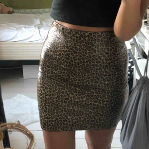  - Glansig leokjol från Gina tricot. Aldrig använd, säljer då det inte är min stil