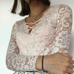  - Skitsnygg topp från Forever21! Jättefin snöringsdetalj. Går att matcha med allt! Helspets men finns ”täcktyg” framtill vid bysten