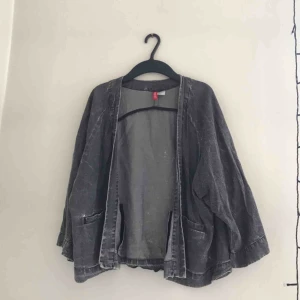  - Kortare kavaj/jacka i stentvättad jeansimitation. Fint skick, djur och rökfritt hem. 