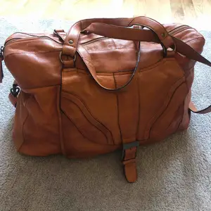 Stor weekend bag i 100% skinn. Konjaksbrun i vintage stil. Väskan är helt ny.