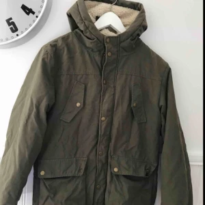  - Skön och varm höst/vinterjacka. Frakt tillkommer