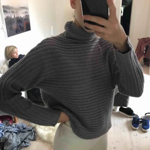  - En stickad polo tröja från bikbok. Varm och mysig nu till hösten. Köparen står för frakten!