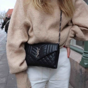  - stickad tröja, lite noppig, men annars fin! Frakt tillkommer :) 