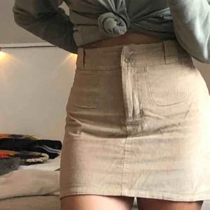  - Kjol av manchester tyg. Säljer för den inte används. I bra skick. 