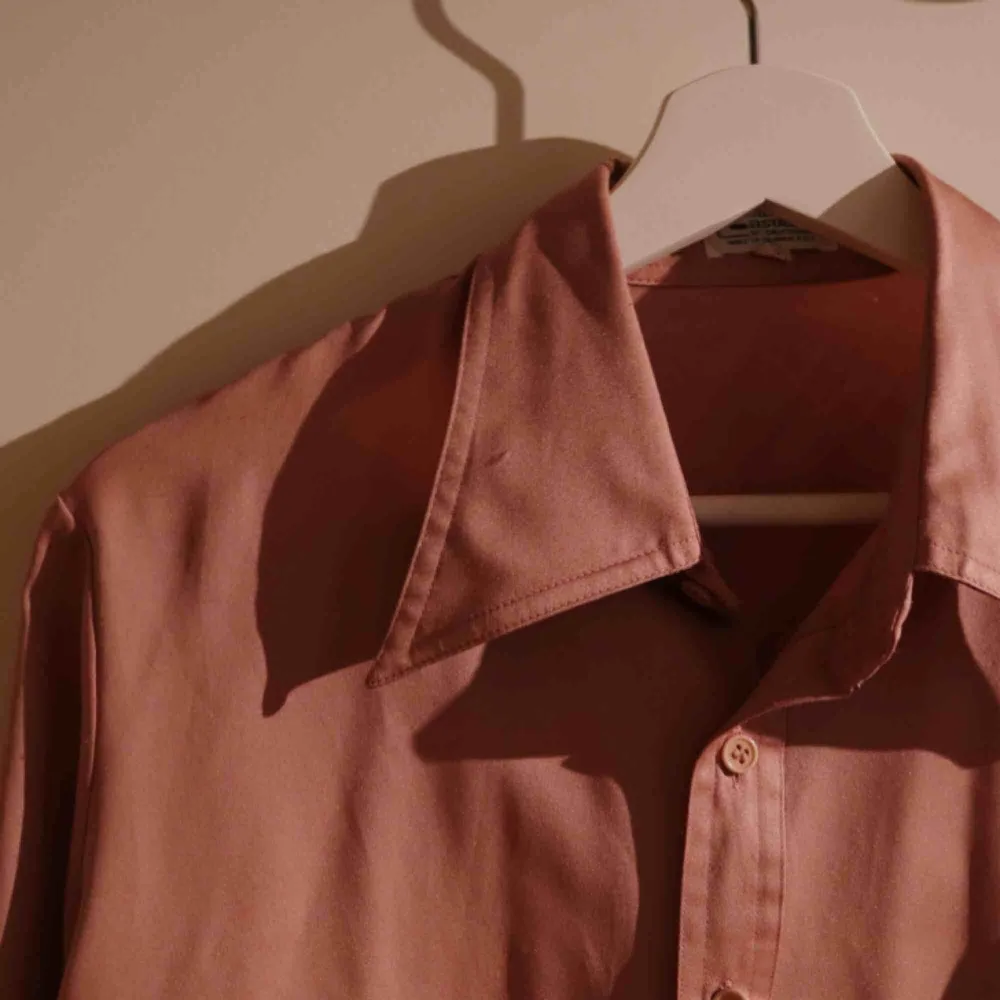 superfin rosa skjorta i silkigt material! denna har bara inte kommit till användning då jag inte riktigt är en skjort-person, men älskar materialet och färgen!. Skjortor.