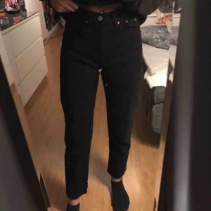  - Jeans från Levis i storlek 25, jättefint skick, använda ett fåtal gånger. Köpt på carlings för 800 men säljer för 350 då jag inte använder dem. Skriv i chatten om du vill se bättre bilder, gratis frakt!!!☺️