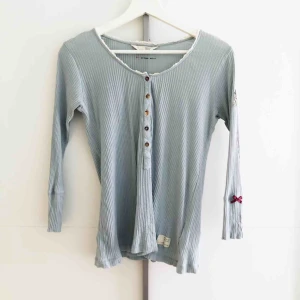  - Ljusblå Odd Molly tröja i storlek 1.