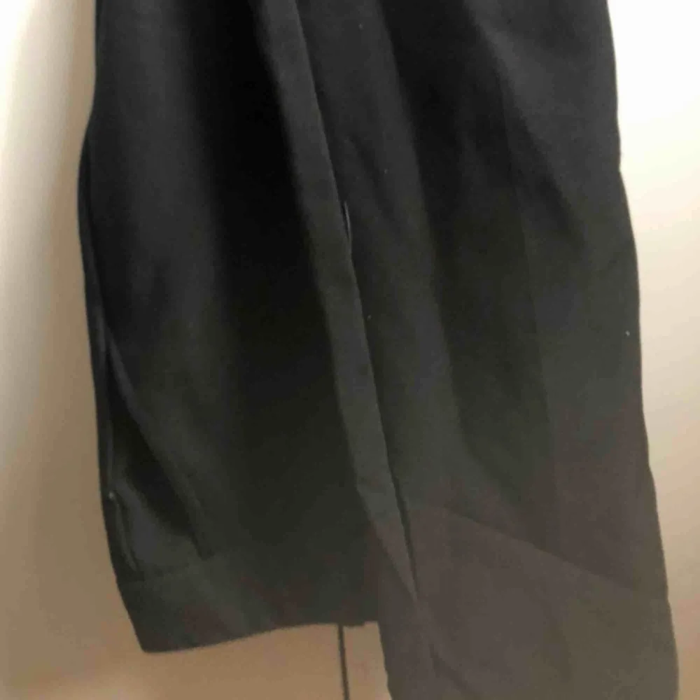 Ett par svarta kostymbyxor från asos. Sparsamt använda. En liten defekt som syns på en av bilderna men som enkelt kan lagas själv! Pris: 50kr, frakt tillkommer💕. Jeans & Byxor.
