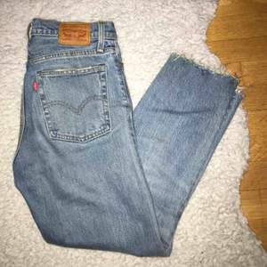 Trendiga ljusblå Levis jeans. Storlek S. Byxor med knappar. Sälj på grund av att de inte används. Mycket bra skick och har en snygg passform💞💞 Pris från början var 1500kr  