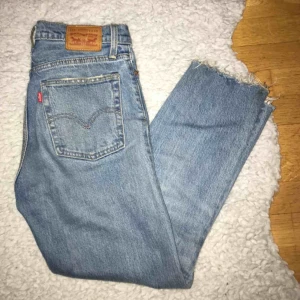  - Trendiga ljusblå Levis jeans. Storlek S. Byxor med knappar. Sälj på grund av att de inte används. Mycket bra skick och har en snygg passform💞💞 Pris från början var 1500kr  