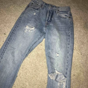  - Blåa Levis momjeans med hål! Seriöst as snygga men köptes för små så de är tyvärr aldrig använda😥❤️ köpes för 1100kr! Pris kan diskuteras och frakt tillkommer❤️