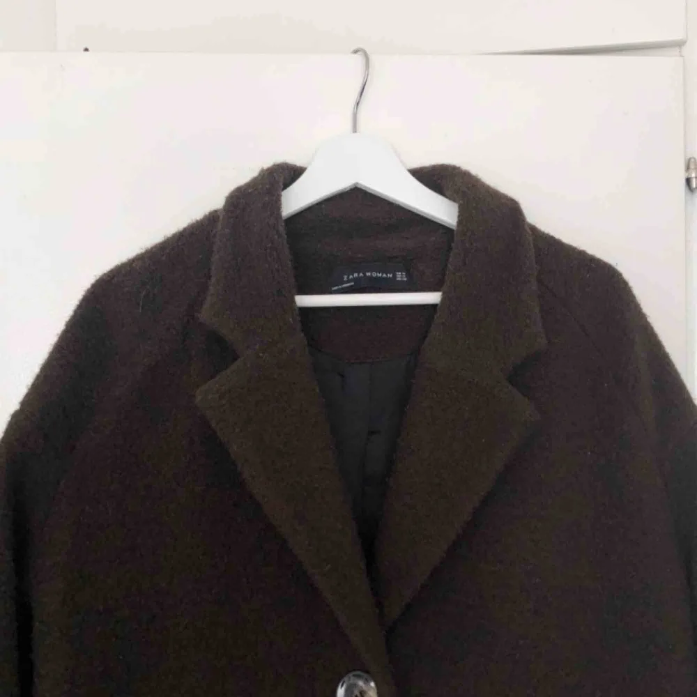 Säljer min bruna Zara kappa pga ej användning, köpt för 1000kr . Jackor.