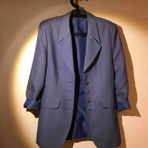  - Skräddarsydd fint fodrad 90-tals kavaj, okänt märke, axelvaddar, fint skick, nobel syrenblå färg