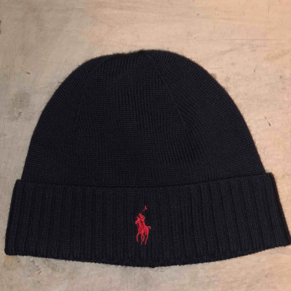 Säljer min mörkblå unisex mössa från Ralph Lauren i en marinblå färg med rött märke. Kan mötas upp i Enskede eller Stockholm C. Köparen står för frakt💙. Accessoarer.