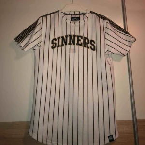  - Tröja från Supply & Demand. Storlek S men passar även M&L. Buida i kommentarsfältet eller pm.