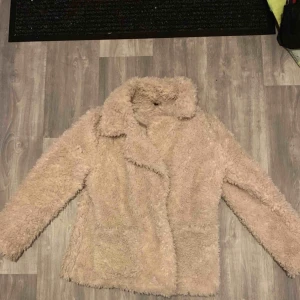  - Inte flitigt använd. Men ett fåtal. Den är så varm och mysig och man kan matcha den till allt men var inte min stil 😔 hoppas nån annan kan ta hand om den 