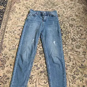 Jag säljer ett par jeans de är inte tajta utan de är mer som ”mom” jeans, de är i bra skick och de är använda ca 2-3 gånger! Priset kan diskuteras!!