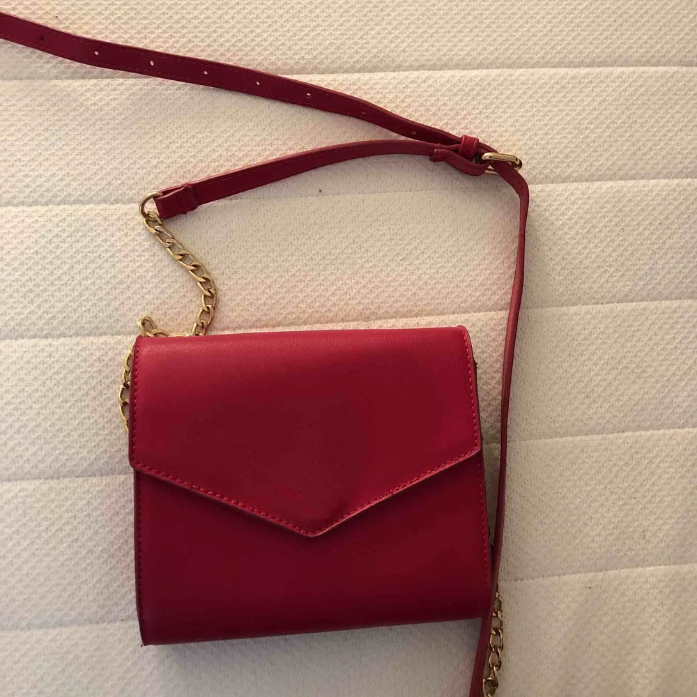 Skitsnygg rosa handväska med gulddetaljer. Bältet är justerbart så den passar alla. Använd 1gång. Accessoarer.