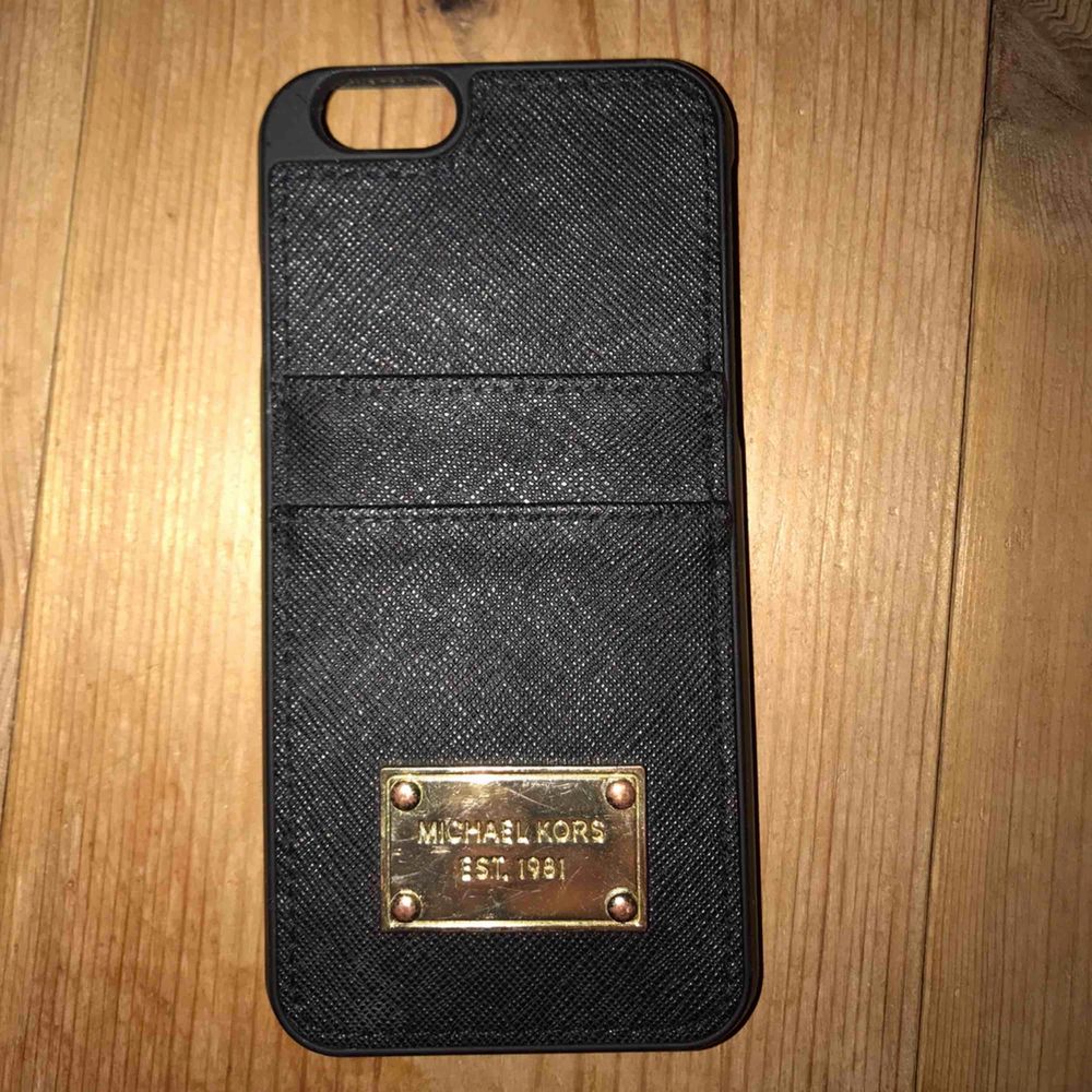 Plånboksskal iPhone 6/6s rosa (OANVÄNT) - 50kr Malene Birger skal iPhone 6/6s (FINT SKICK) - 80kr Michael Kors skal iPhone 5/5s (FINT SKICK) - 100kr HOLLISTER skal iPhone 5/5s (ANVÄNT SKICK) - 60kr Vitt silikon skal iPhone 5/5s (FINT SKICK) - 20kr . Accessoarer.
