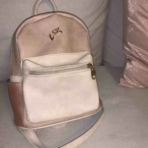  - Selling this super cute bag! Unfortunately I don’t use it anymore since I have many bags 