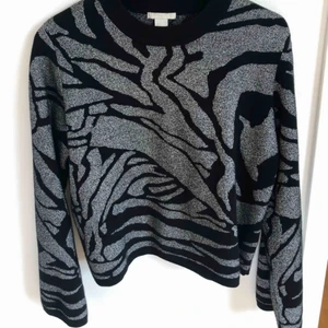  - Så snygg glittrig/svart tröja från H&M. Nästan helt oanvänd! Står stl L men passar mig som är S! Kan mötas upp eller så delar vi på frakten 🌼