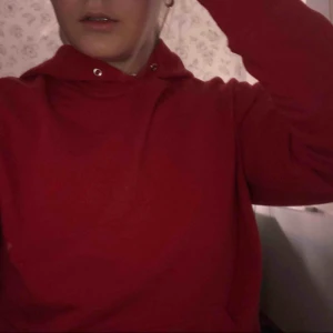  - Klarröd hoddie i fint skick. Använd några gånger bara 