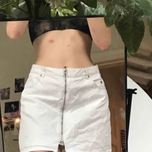  - Vit kjol i jeans liknande material från weekday! Jättesöt kjol men lite för stor i midjan på mig, tycker själv att den passar mer som en Medium. Fint skick, dock finns det en liten svart sminkfläck på framsidan! 