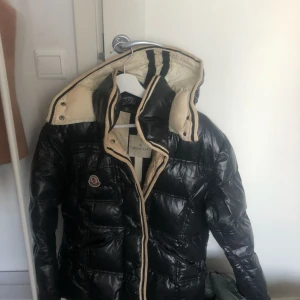  - Moncler jacka i befintligt skick därav priset. Men inga hål eller dyl