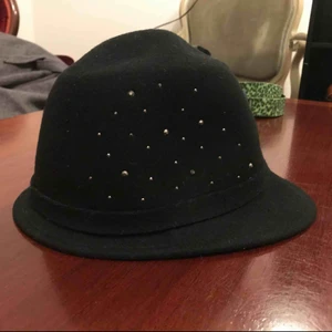 - Hatt. Ull och glittrande detaljer.  Svart