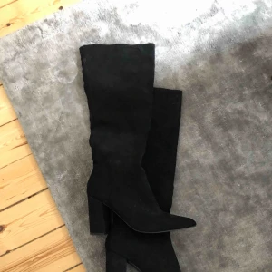  - Högklackade från Nelly knappt använda då dem är för storas. Storlek 38  Kolla gärna mina andra annonser, garderobsrensning! Köparen står för frakten.  